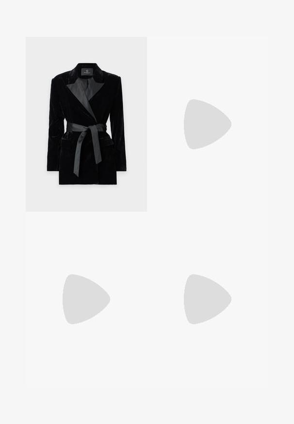 Blazer en velours noir avec col châle en satin, manches longues, poches avant et une ceinture nouée à la taille. Texture lisse et design ajusté.; PIECES Tall PCOLLINE - Blouse - black; Jupe noire à couches en dentelle texturée, présentant des volants avec une finition effilochée et des paillettes éparpillées pour plus de détails.; Bottines en cuir noir avec des détails de brogue, un laçage à l'avant, des fermetures éclair sur les côtés et des semelles en caoutchouc texturé. Associées à un pantalon slim noir.