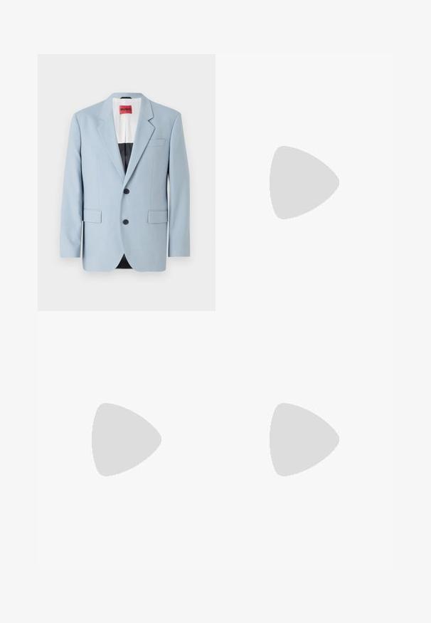 Blazer bleu clair, à un bouton, deux boutons, revers crantés, poches avant, intérieur avec doublure noire, texture de tissu lisse.; Chemise noire à manches longues en tissu lisse, dotée d'une fermeture à boutons, d'un col classique et d'un petit patch de marque rouge sur la poitrine.; Pantalons noirs avec un design à jambes droites, dotés d'une fermeture à boutons, de passants de ceinture et d'une texture de tissu lisse. Pas de motifs ou d'accents visibles.; Mocassin en cuir noir avec détail de bride grise, talon bas et semelle texturée, marqué "HUGO" en or sur le côté.