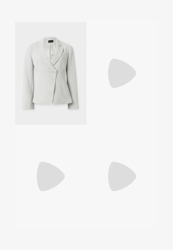 Blazer blanc cintré à manches longues, revers crantés, un bouton à l'avant et une poche poitrine, présenté sur fond uni.; Polo à manches courtes côtelées avec une base crème et des rayures horizontales noires. Comprend également trois boutons dorés et un col.; Pantalon noir à jambes larges avec une texture lisse, doté d'un devant plat, de deux poches latérales et d'une ceinture ajustée avec passants pour ceinture.; Chaussure à talon haut en cuir noir à bout pointu avec talon aiguille de hauteur moyenne et détail de boucle argentée à l’avant, présentée sur fond clair uni.