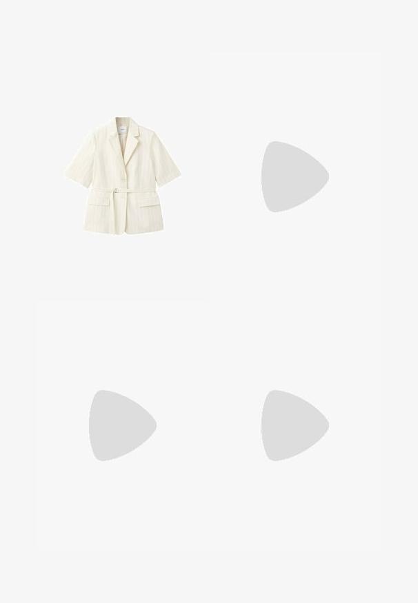Blazer crème à manches courtes avec fines rayures verticales, deux poches à rabat à l'avant, fermeture par bouton, revers crantés et fine ceinture à la taille.; Haut blanc sans manches à encolure américaine, avec un profond col rond et une taille cintrée, présenté sur un fond clair et uni.; Pantalon noir à jambes larges avec passants de ceinture, bouton frontal et fermeture éclair, étalé à plat sur un fond blanc.; Sandale plate argentée à enfiler avec boucle d'orteil et détails de bride cousue, présentée de profil sur fond blanc.