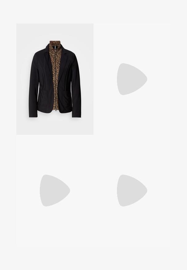 Blazer noir avec doublure intérieure en imprimé léopard et fermeture zippée. Présente deux poches avant et des épaules structurées. Texture lisse.; Pull noir en maille fine, avec un col rond et des manches longues à poignets ajustés. Pas de motifs ou d'ornements visibles.; Jean en denim bleu taille haute à jambes larges avec fermeture à boutons et zip, poches avant, passants pour ceinture et ourlets cousus.; Bottine en cuir noir avec un bout pointu et un talon carré lévitant au-dessus d'un sol gris réfléchissant près d'un mur en blocs de verre.