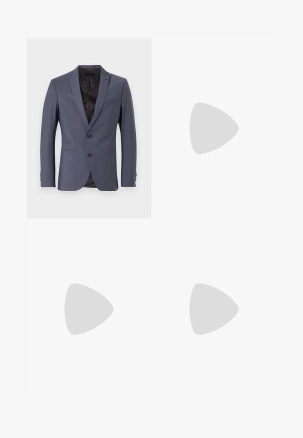 Grå jakkesætjakke med enkeltsidet design, to knapper, klapkrave og manchetter med tre knapper. Glat stof, skræddersyet form.; Hvid langærmet skjorte lavet af glat stof, med klassisk krave og knap-front design samt en buet kant. Knapperne er diskret blanke.; Marine formelle bukser lavet af glat stof. Har en flad front, bæltesløjfer og sidelommer, med en skræddersyet lige pasform.; Sort læder lavtop sneaker med snørebånd, guld "BOSS" logo på siden, vist svævende indendørs mod en glasblok og beton baggrund.