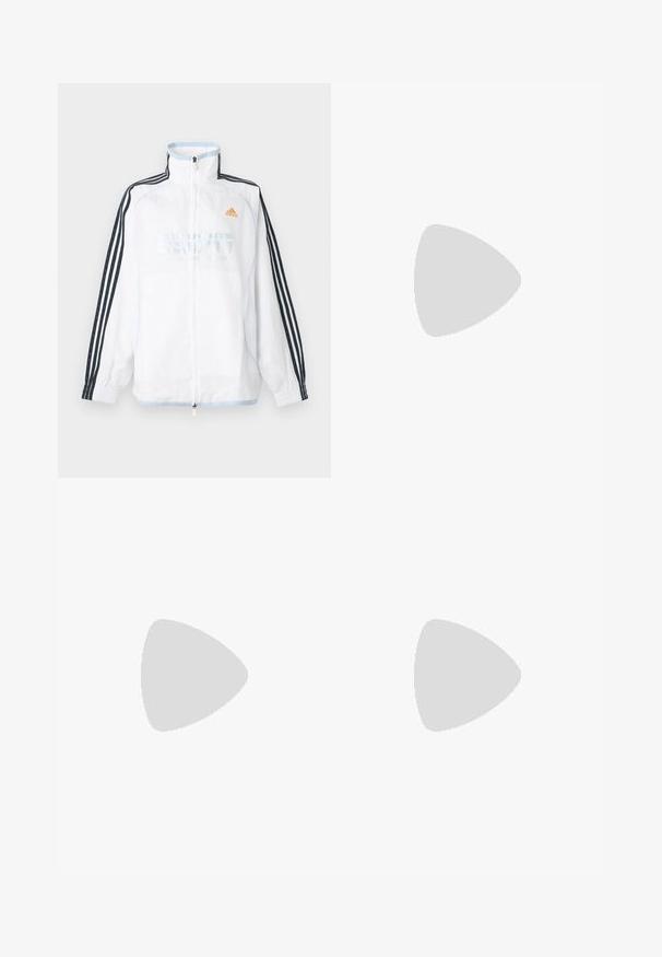 Λευκό μπουφάν Adidas με φερμουάρ και ψηλό γιακά, μαύρα μανίκια με τρεις ρίγες και πορτοκαλί λογότυπο στο στήθος.; Μπλε σκούρο πουκάμισο με κοντά μανίκια, λευκή επένδυση στον γιακά και στα μανίκια, λευκές ρίγες στους ώμους και μικρό λευκό λογότυπο Adidas στο στήθος.; Σκούρο μπλε τζιν παντελόνι με φαρδιά μπατζάκια και γκρι ρίγες στο πλάι, κούμπωμα με κουμπιά, τσέπες μπροστά και ταμπελάκι με το λογότυπο της Adidas στο αριστερό πόδι.; Αθλητικό παπούτσι χαμηλού προφίλ σε μπεζ απόχρωση με τρεις λευκές ρίγες, υφή σουέντ πλευρικών πάνελ, σόλα από καουτσούκ και κλείσιμο με κορδόνια πάνω σε μονόχρωμο φόντο.