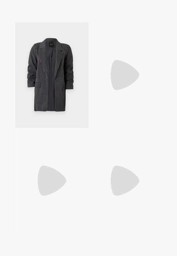 Blazer gris foncé avec des rayures blanches, revers crantés, manches longues et deux poches à l'avant ; tissu texturé avec une finition douce.; Haut tricoté beige à manches courtes avec col rond et motif côtelé vertical discret, sur fond uni gris clair.; Jean large taille haute bleu clair avec bouton et fermeture éclair à l'avant, poches avant et arrière, et légère décoloration sur les cuisses.; Chaussure à talon haut en cuir noir, à bride arrière, avec un bout pointu et un talon fin sur fond blanc.