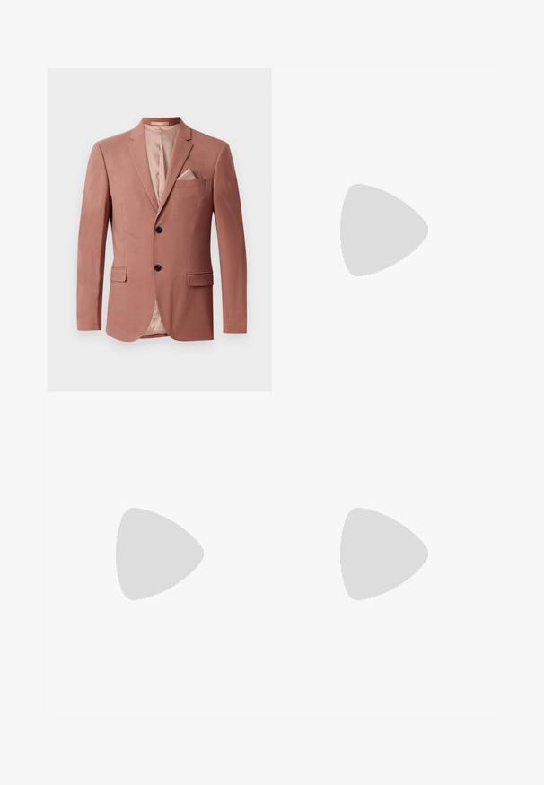 Blazer bordeaux avec deux poches frontales, fermeture à un bouton, revers pointus et doublure en satin. Comprend un mouchoir assorti.; Chemise rose clair à manches longues avec fines rayures verticales blanches et une poche poitrine unique, présentée sur un fond blanc.; Pantalons beige sur mesure avec un devant plat, des poches latérales, des passants pour ceinture et une fermeture à un seul bouton noir. Texture de tissu lisse.; Mocassin en cuir marron avec un motif texturé flottant au-dessus d'un tapis beige avec un canapé beige assorti en arrière-plan.