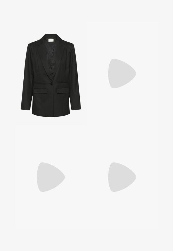 Blazer noir avec revers, fermeture à un bouton, deux poches avant, coupe ajustée et texture lisse. Intérieur doublé assorti en noir.; Polo noir à manches longues avec des rayures horizontales blanches et grises, patte à deux boutons et logo brodé sur la poitrine.; Shorts ajustés gris à fines rayures, longueur au genou, avec poches latérales, passants pour ceinture et plis à l'avant, posés à plat sur un fond clair.; Chaussure de football argentée en cuir lisse et élégant, à la forme profilée, avec des lignes de texture subtiles et une semelle en caoutchouc noire. Marquage +F50 notable.