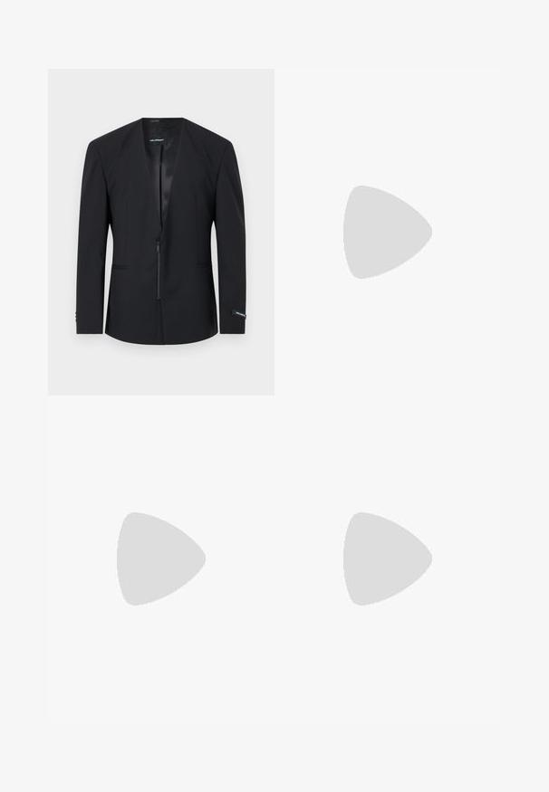 Blazer noir sur mesure à manches longues, fermeture éclair à l'avant et coupe slim, présenté sur un fond clair uni.; Chemise blanche à manches longues avec col pointu et poignets boutonnés, présentée à plat sur un fond gris clair.; Pantalon noir en tissu lisse, avec une coupe droite, un devant plissé et une taille standard avec passants pour ceinture.; Mocassin en cuir noir avec une finition brillante, bout arrondi, détails de couture subtils et semelle en caoutchouc épaisse pour la durabilité.