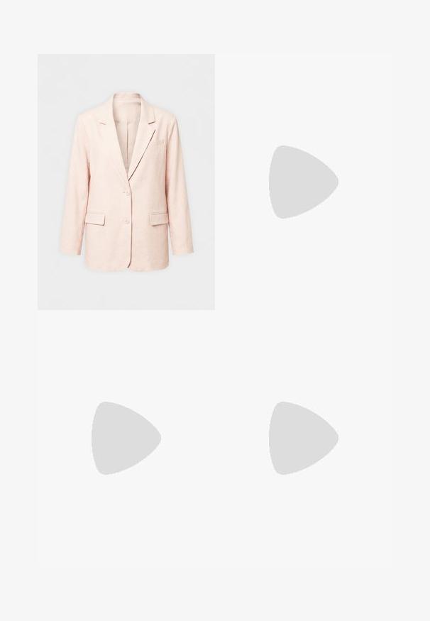 Veste simple boutonnage rose pâle avec revers crantés, deux boutons, deux poches avant à rabat, et une poche poitrine, présentée sur un fond uni.; Débardeur noir sans manches avec un col carré, présenté sur un fond clair uni.; Pantalon noir à jambes larges avec bouton sur le devant et passants pour ceinture, conçu pour une coupe ample et confortable.; Sandale à talon haut blanche avec une bride de cheville, design minimaliste, bout ouvert, talon carré et texture en cuir lisse.