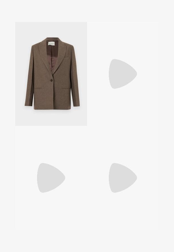 Veste en laine marron avec col cranté, fermeture à un bouton, deux poches avant, et doublure intérieure marron soyeuse. Design structuré.; Haut sans manches en maille vert olive foncé avec col rond et ourlet côtelé, présenté à plat sur un fond clair.; Jean en denim à jambes larges de couleur bleu moyen, fabriqué en tissu de coton résistant. Il présente une taille boutonnée, cinq poches et des ourlets droits.; Ballerines en cuir noir avec un bout rond, texture lisse, détails de couture minimalistes et design de semelle flexible.