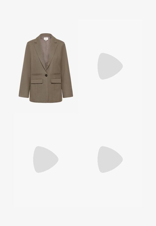 Blazer marron à coupe ajustée, avec col cranté, deux poches avant et une fermeture à un bouton. Tissu lisse avec une texture subtile.; Blouse sans manches blanche avec col, fermeture à boutons sur le devant et détails plissés aux épaules. Texture douce et design fluide.; Pantalon marron taille haute à jambes larges avec passants de ceinture, plis à l'avant et poches latérales, présenté sur un fond blanc.; Mocassins en cuir marron avec une finition lisse, un bout arrondi et un détail décoratif à l'avant. Semelle robuste et légère élévation du talon.