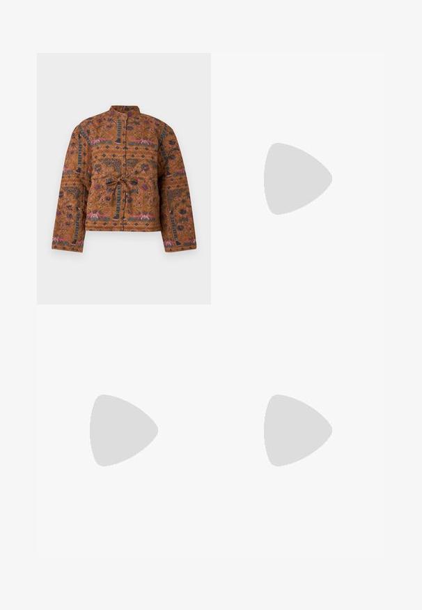 Veste marron matelassée avec des motifs floraux complexes en rose et bleu. Elle présente un col montant, une fermeture nouée à l'avant, et des manches longues.; Haut marron à manches longues avec un col rond, fabriqué dans un matériau doux et légèrement transparent. Il présente des poignets froncés et un ourlet droit.; Pantalons en denim à jambe large en bleu foncé. Fabriqués en coton avec une texture lisse. Comprend deux poches avant et une fermeture à boutons à la taille.; Baskets en daim et cuir noir avec un swoosh latéral crème et un talon crème clair. Dotées de lacets beige et d'une semelle en caoutchouc gomme.