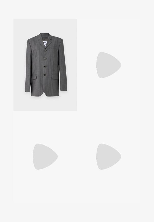 Grå nålestribet blazer med spids revers, fem-knaps lukning, to frontlommer og et mærke synligt indeni. Stoffet ser struktureret ud.; Hvid skjorte med lange ærmer, krave og manchetter, lagt fladt ud med knapperne fastgjort i midten foran.; Next PETITE FIT - STRIPED STRAIGHT - Bukser - grey; Sorte læderloafer med kvaster, båret med lyseblå lige ben jeans, suppleres af en mørkegrå frakke. Rene linjer og struktureret stof.