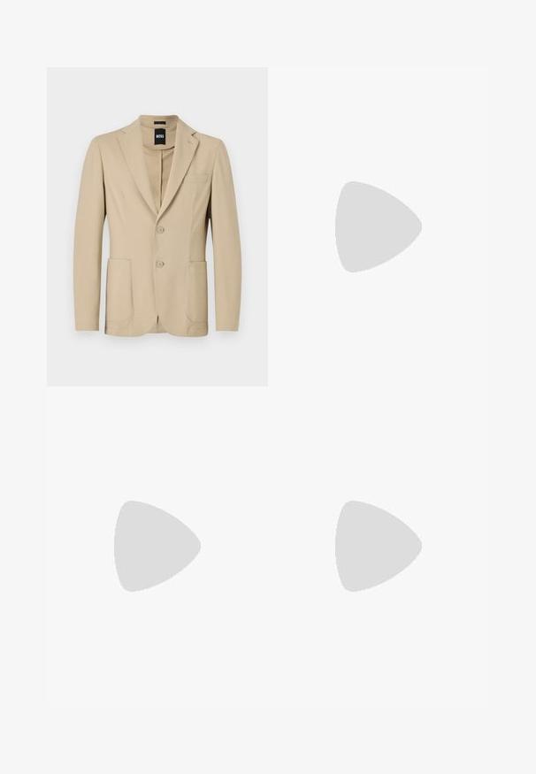 Beige blazer van een geweven stof. Bevat een notch revers, twee knopen, een borstzak en twee voorste opgestikte zakken.; Witte crewneck sweater met lange mouwen, gemaakt van zachte stof. Beschikt over een klein rood logo-label op de borst en een contrasterend rood label aan de halslijn.; Licht gewassen denim jeans met een ontspannen pasvorm, voorzien van versleten plekken en rafelige randen. De stof heeft een zachte, gladde textuur.; Zwarte leren loafer met grijs riemdetailelement, lage hak en gestructureerde zool, aan de zijkant gebrandmerkt met "HUGO" in goud.