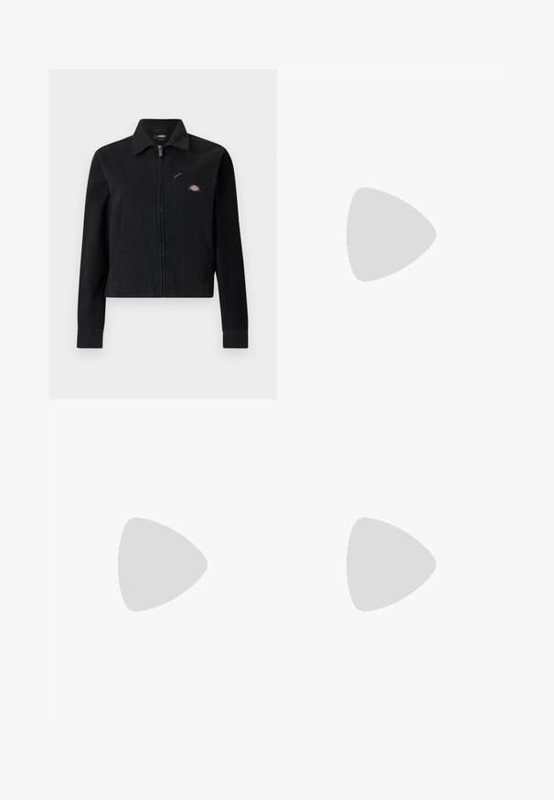 Veste noire à fermeture éclair avec col, deux poches basses et une poche poitrine zippée ornée d'un petit patch logo coloré.; Top court noir à manches longues côtelé, cropped, avec un col rond et un logo "jordan" blanc centré sur la poitrine.; Shorts de sport gris clair avec des panneaux latéraux blancs, une taille élastique et un cordon noir, présentés sur un fond uni.; Chaussure de sport en cuir noir avec un design matelassé, bout arrondi, lacets à l'avant et semelle en caoutchouc. Présente une marque discrète sur le côté.