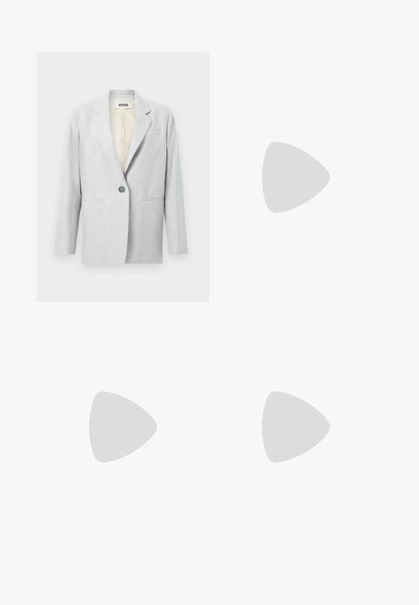 Blazer gris clair à un bouton avec revers crantés, deux poches fendues à l'avant et une doublure intérieure crème.; Pull à manches longues rouge foncé avec col rond, motif torsadé au centre devant, et poignets et ourlet côtelés.; Jean noir à jambes larges en denim, avec une taille haute, des poches avant et une fermeture à bouton. Le tissu a une texture lisse.; Chaussure plate en cuir noir avec bout pointu et bride latérale à boucle. Texture lisse, design minimaliste, profil bas. Convient pour une tenue décontractée.