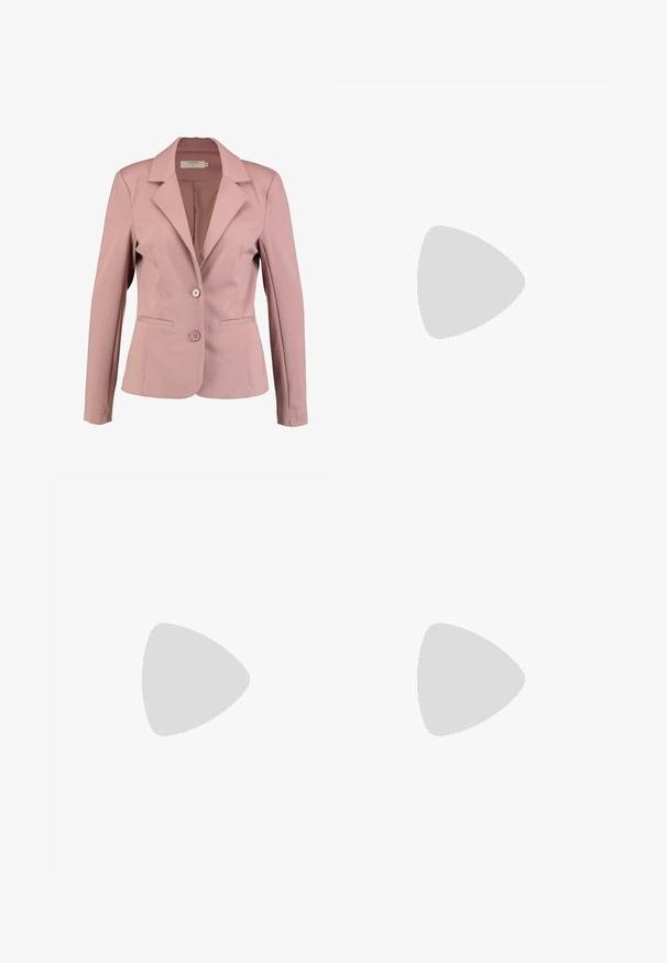 Blazer rosa claro con cuello en pico, diseño de un solo botón, dos botones y dos bolsillos frontales. Tela suave con un ligero brillo.; Blusa de color rosa claro con volantes en capas, escote en V y tres lazos en la parte frontal. Tejido suave y diseño fluido.; Falda midi plisada rosa con una capa inferior de encaje y cinturilla fruncida, mostrada sobre un fondo blanco.; Zapato de ballet plano de color rosa suave con punta redondeada y tacón bajo, mostrado en vista lateral sobre fondo transparente.