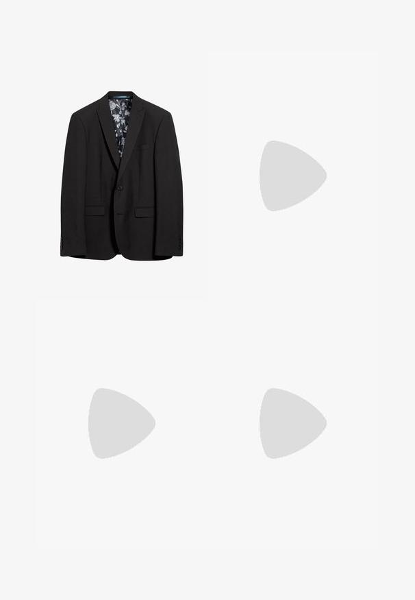 Blazer noir avec une fermeture à bouton unique, deux poches avant et une doublure à motif floral. Texture lisse et coupe ajustée.; Chemise blanche à manches longues avec boutons, fabriquée dans un tissu lisse, dotée d'un col classique, de huit boutons sur le devant et de poignets standards.; Pantalon formel noir avec fermeture à bouton et fermeture éclair, poches avant et passants de ceinture sur fond blanc.; Chaussure de ville pour homme en cuir noir avec lacets, finition lisse et talon bas, vue de profil sur un fond clair uni.
