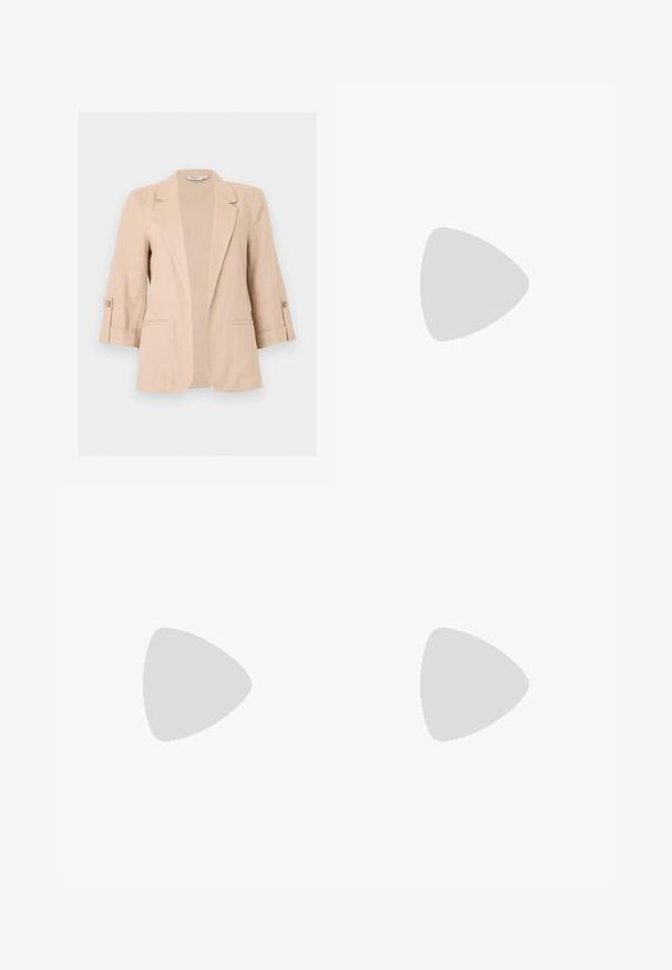 Blazer beige pour femme avec manches trois-quarts, ouverture devant, revers encastrés, pattes de manches boutonnées et deux poches passepoilées à l'avant.; Débardeur rose clair sans manches avec encolure dégagée, présenté à plat sur un fond blanc.; Pantalon beige à jambe droite avec coutures centrales à l'avant, passants pour ceinture et fermeture éclair sur un fond clair uni.; Ballerines en cuir verni beige avec un embout carré, un petit talon et une bride ajustable à la cheville avec une boucle dorée.