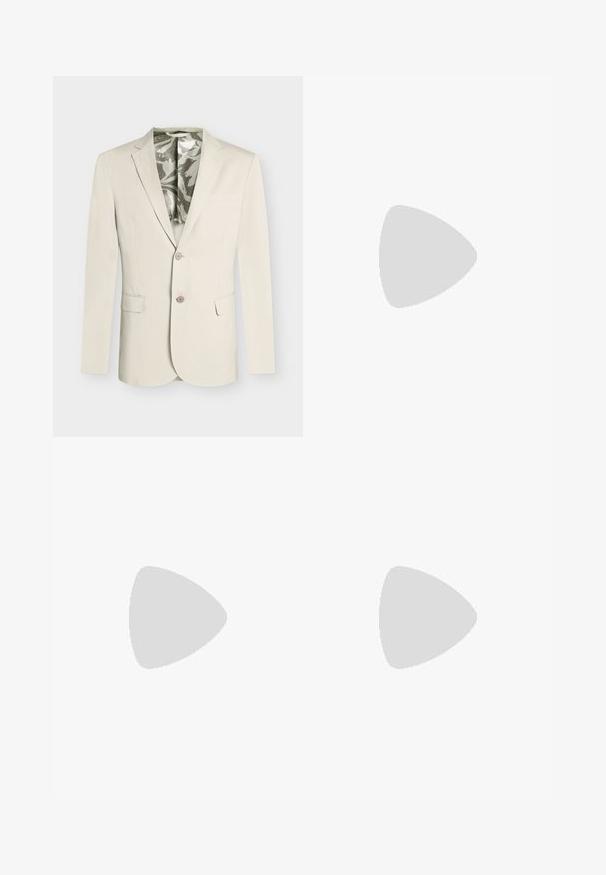 Blazer beige homme à deux boutons, col cranté, poches à rabat devant, poche poitrine et doublure intérieure grise et blanche à motifs.; Chemise beige à manches longues avec boutons sur le devant, motif de vigne feuillue blanche et col pointu.; Pantalon habillé gris clair à jambes droites avec fermeture boutonnée et passants de ceinture, présenté sur un fond uni.; Mocassin homme en cuir noir avec couture moc toe, bride penny, col texturé et petit talon empilé sur fond blanc.