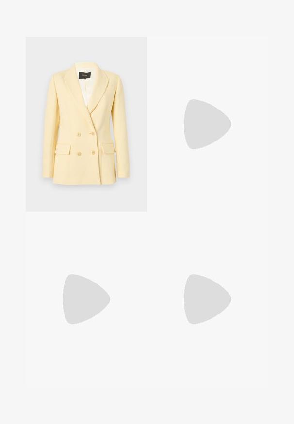 Blazer croisé couleur crème avec revers à encoche, manches longues, deux poches à rabat sur le devant et quatre boutons, présenté sur un fond uni.; Haut noir en maille à manches courtes avec motif torsadé, doté d'un col pointu blanc orné de perles et d'une petite ouverture frontale avec bouton.; Jupe à rayures bleu marine foncé avec des plis à l'avant et deux poches à rabat ornées de boutons dorés de chaque côté.; Mocassins en cuir noir avec une finition brillante, dotés de deux boucles dorées et d'un talon bas. Texture lisse avec un design à bout arrondi.