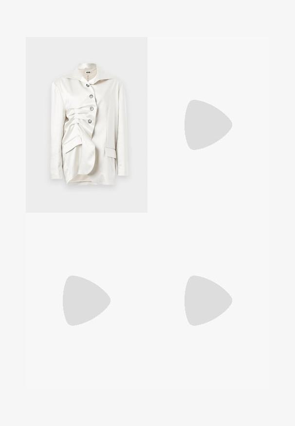 Blazer en satin blanc au design structuré, avec une fermeture à boutons, un col surdimensionné et un détail de tissu drapé sur un côté.; Chemise à manches longues blanche avec des rayures verticales roses, dotée d'un col cravaté, d'une fermeture à boutons et d'une coupe structurée.; Pantalon taille haute marron foncé ajusté avec jambes larges et plis avant, présenté à plat sur un fond clair.; Ballerines en cuir verni bordeaux de type Mary Jane avec un bout pointu, un talon plat et une sangle décorative avec une boucle circulaire.