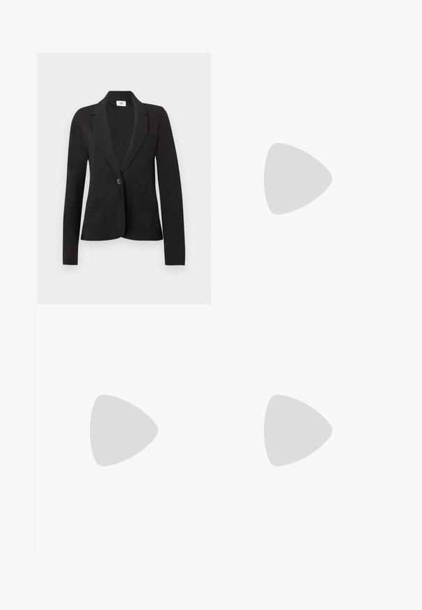 Veste noire à un bouton avec revers crantés et deux poches passepoilées à l'avant, manches longues et taille cintrée.; Blouse à manches longues à carreaux rouges, verts et crème avec col montant à volants et fermeture boutonnée devant sur fond blanc.; Jean en denim bleu foncé à jambes larges avec bouton et fermeture éclair à l'avant, passants de ceinture et poches avant, présenté sur fond blanc.; Chaussure slingback en cuir verni noir à bout pointu, petit talon et deux brides réglables avec boucles, vue de profil latéral.