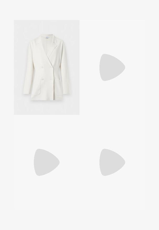 Blazer blanc croisé avec col à revers crantés, manches longues, deux poches avant et quatre boutons blancs de Filippa K.; Débardeur blanc côtelé sans manches avec encolure ronde, coupe ajustée, et étiquette de la marque à l'intérieur du col arrière.; Pantalon beige à jambes larges en tissu doux, présentant une coupe droite, une texture lisse et une ceinture classique avec un pli frontal détaillé.; Chaussure femme couleur crème à bout pointu avec un petit talon rond en forme de boule, sur fond uni.