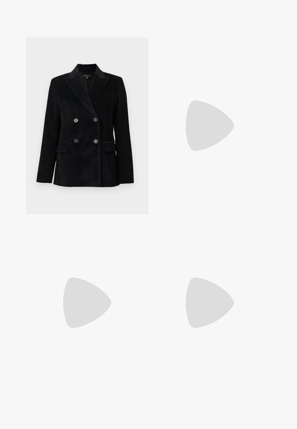 Sort kordfløjlsblazer med dobbeltknapning, klapkrave, to forlommer og teksturerede lodrette striber. Har seks knapper.; Sort kortærmet top lavet af blødt stof, med rund halsudskæring og en tætsiddende form med diskrete skulderdetaljer. Mærke synligt.; Sorte bukser med lige ben, glat tekstur og skjult lynlås. Har folder for ekstra stil og en skræddersyet udseende.; Sort læder højhælet sko med spids tå, åbne sider og en tynd ankelrem med en lille guld detalje.