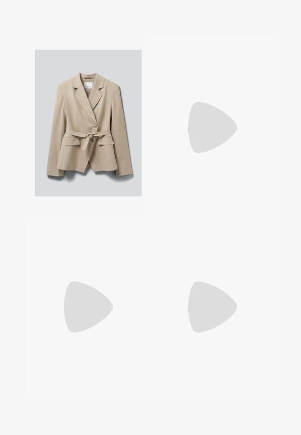 Blazer beige ajusté avec revers crantés, deux poches avant à rabat, fermeture à boutons et ceinture assortie en tissu nouée à la taille.; Blouse rose pâle à manches longues avec un nœud en keyhole, un devant plissé et des poignets froncés. Tissu lisse, coupe décontractée et design minimaliste.; Jupe plissée en beige clair, dotée d'une taille élastique et d'une texture douce, avec des plis verticaux offrant une silhouette fluide.; Mocassin en cuir marron foncé avec détail à franges et boucle dorée sur fond neutre, vue latérale.