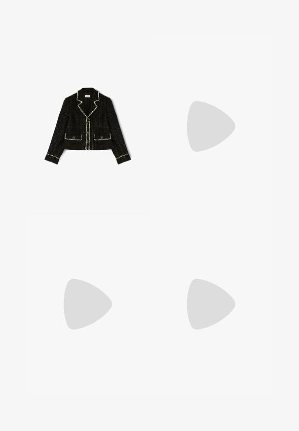 Blazer court en tweed noir avec bord blanc, col à revers, fermeture à boutons et deux poches avant à rabat.; Haut blanc avec des manches courtes en organza, encolure ronde et fermeture à boutons au dos. Texture lisse avec un design épuré et minimaliste.; Jupe mini en denim noir avec une coupe droite, dotée de deux poches poitrine, de cinq boutons en métal argenté sur le devant et d'une texture lisse.; Chaussures plates en cuir noir avec un bout pointu, dotées de deux brides noires avec des accents en métal doré. Texture lisse et talon bas.