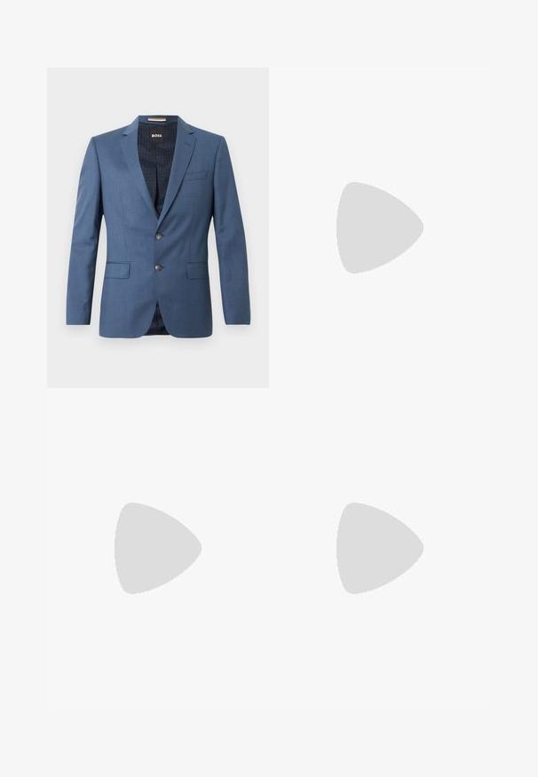 Blazer bleu ajusté avec deux boutons, revers crantés et poches à rabat. La doublure intérieure présente un motif subtil. Coupe structurée avec une texture lisse.; Chemise bleu clair à manches longues boutonnée avec une poche poitrine, des boutons blancs, un col boutonné et de petites étiquettes rouges avec le logo Hugo sur la poche et à l’intérieur du col.; Pantalon beige droit avec passants pour ceinture et nouage à l'avant, présentant un design épuré et ajusté ainsi qu'un tissu texturé.; Mocassin en cuir noir avec détail de bride grise, talon bas et semelle texturée, marqué "HUGO" en or sur le côté.