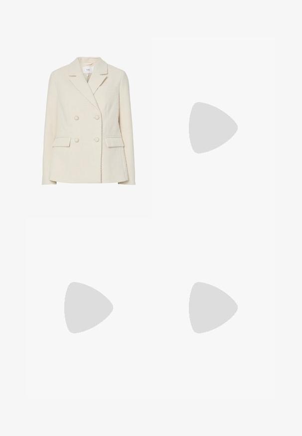 Blazer beige croisé en tissu texturé, avec revers en encoche, deux poches avant et détails de boutons dorés.; Pull en maille torsadée crème avec un col montant, des manches longues et un ourlet côtelé. Présente des motifs texturés et une coupe légèrement ample.; Jeans larges bleus avec un délavage, cinq poches et une fermeture à bouton. Fabriqués en denim avec une texture lisse et résistante.; Ballerines en cuir verni bourgogne à bout carré, accompagnées de chaussettes en tricot côtelé marron foncé atteignant le molet.