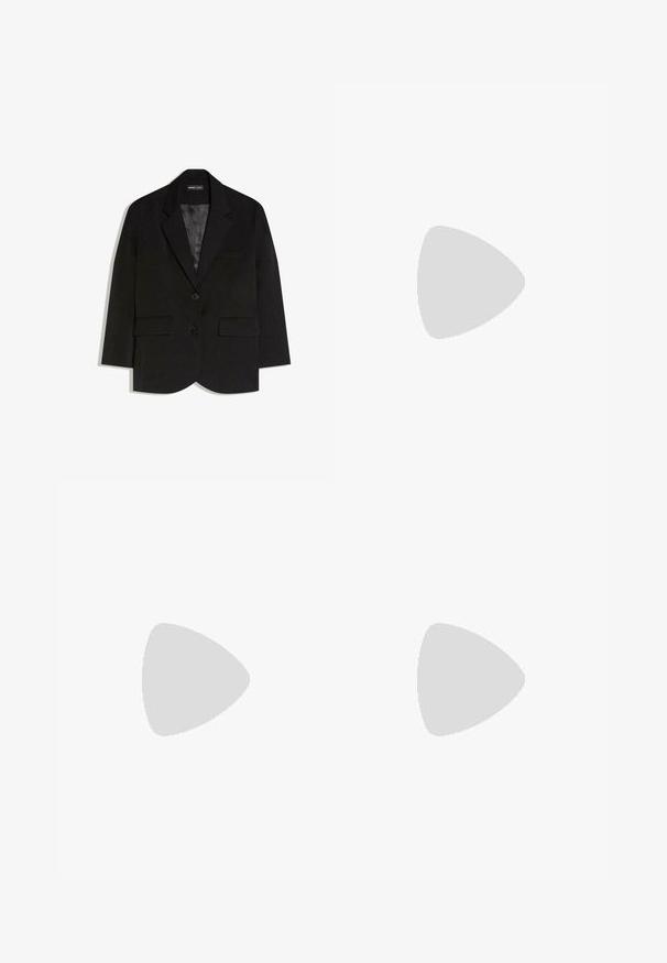 Blazer noir ajusté avec deux poches à rabat à l'avant, deux boutons, col à revers cranté et doublure intérieure en satin lisse.; T-shirt blanc à manches courtes en coton doux, avec un col rond et une coupe ajustée. Pas de motifs ni d'ornements visibles.; Jean en denim gris à jambes larges montrant l'arrière avec deux poches et des passants de ceinture, posé à plat sur fond blanc.; Baskets en cuir blanc avec des rayures noires, semelle extérieure en caoutchouc beige, bout rond, fermeture lacée et embout en suède gris doux.