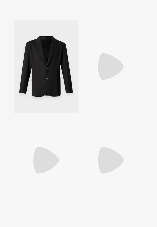 Blazer gris foncé en tissu lisse et texturé. Il présente un revers cranté, deux boutons à l'avant et une poche simple sur le côté gauche.; Chemise blanche à manches longues en tissu lisse avec un col classique et un ourlet arrondi. Présente des boutons beiges à l'avant.; Pantalons gris ajustés avec une texture lisse, design à jambe droite, passants de ceinture et un motif chevron subtil sur l'ensemble.; Chaussure habillée en cuir noir à lacets flottant au-dessus d'un tapis beige, avec une table ronde orange en arrière-plan.