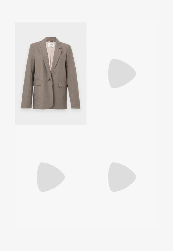 Καφέ και μπεζ σακάκι με μοτίβο houndstooth μονόρραφο, με γιακά τύπου notch, δύο μπροστινές τσέπες με καπάκι και κλείσιμο με ένα κουμπί.; Κοντομάνικο, ανοιχτοπράσινο T-shirt με V-λαιμόκοψη σε απλό σχέδιο, εμφανίζεται σε απλό λευκό φόντο.; Φωτεινό μπλε τζιν με ελαφρώς φαρδιά γραμμή στα πόδια, στιλ με πέντε τσέπες και κλείσιμο μπροστά με κουμπί και φερμουάρ.; Μαύρο δερμάτινο μπαλαρίνα παπούτσι με στρογγυλή μύτη, μικρό φιόγκο με άκρες επίχρυσες και χαμηλό επίπεδο τακούνι σε γκρι φόντο.