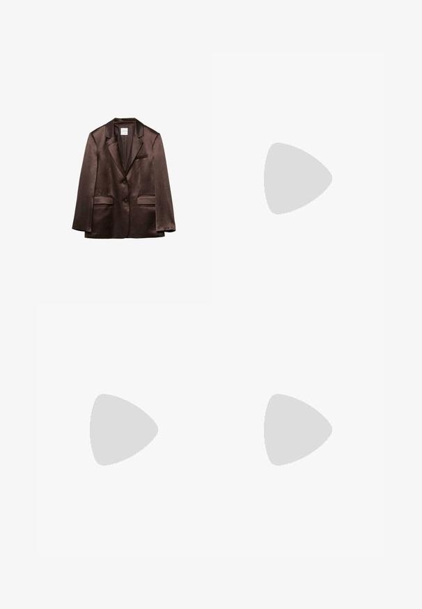 Blazer en satin marron avec revers crantés, deux poches à rabat devant, une poche poitrine passepoilée et deux boutons sur le devant.; Haut à manches longues de couleur marron foncé en tissu doux. Il présente un col arrondi et un ourlet droit, sans motifs ni accents visibles.; Pantalon large marron foncé avec passants de ceinture, plis avant et poches latérales, posé à plat sur un fond blanc.; Chaussure plate marron à bout pointu avec une bride à boucle argentée sur le dessus du pied, texture en cuir lisse et talon bas.