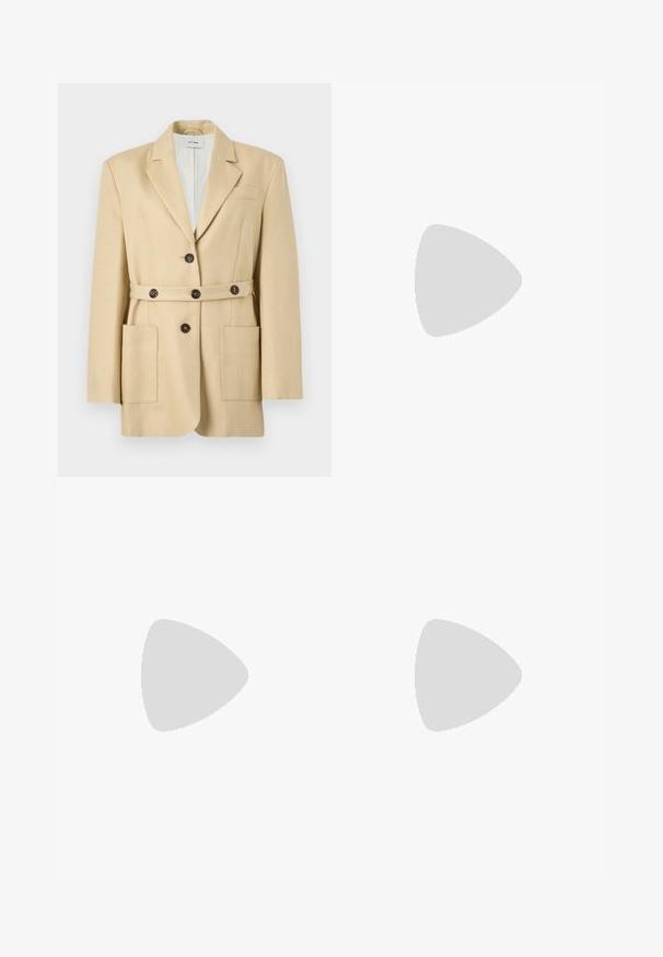 Μπεζ tailored σακάκι με λεία γιακά, κούμπωμα μπροστά με κουμπιά, ζώνη με κουμπιά που ταιριάζει και δύο μεγάλες τσέπες patch.; Μπεζ βαμβακερό τοπ χωρίς μανίκια με φαρδιές τιράντες και στρογγυλή λαιμόκοψη, μέγεθος μεσαίο, απλωμένο επίπεδα σε λευκό φόντο.; Μπεζ παντελόνι στενής εφαρμογής με μπροστινό κουμπί, φερμουάρ, θηλιές για ζώνη και πέντε τσέπες, παρουσιασμένο σε απλό ανοιχτό φόντο.; Μαύρο δερμάτινο γυναικείο παπούτσι με ψηλό τακούνι, μυτερή μύτη και μεταλλική ασημί μύτη. Διαθέτει λείο φινίρισμα και λεπτό τακούνι 10 εκ.