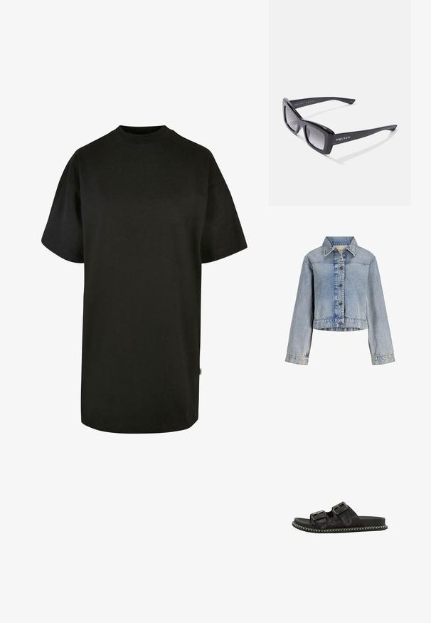 Lyseblå denimjakke med lange ærmer, knaplukning foran og klassisk krave, let cropped i taljen.; Sort bomulds T-shirt med rund halsudskæring og korte ærmer. Løs pasform, ensfarvet design og ingen synlige mønstre eller accenter.; Sorte læder slide-sandaler med dobbelte spænder, flad sål og hvid sytråd rundt om kanten, der har en glat overflade og åben design.; Sorte solbriller med en markant firkantet stel, gradientlinser og mærkenavnet "M@QUEEN" vist på stænglen. Glat plastmateriale.