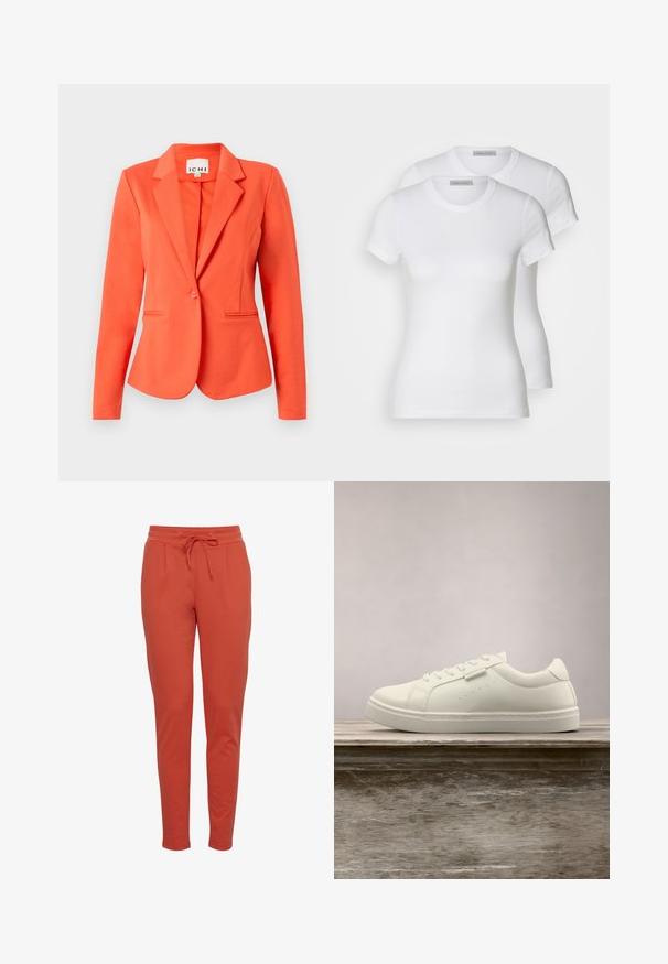 Blazer coral hecho de tejido suave con un diseño ajustado, cierre de un solo botón, solapas de muesca y dos bolsillos frontales.; Dos camisetas de algodón blancas con mangas cortas, escote redondo y silueta ajustada, que muestran una textura suave y un diseño minimalista.; Pantalones de chándal cónicos color naranja óxido con cintura elástica y cordón frontal, con bolsillos laterales y tejido suave.; Zapatilla blanca de cuero con cordones flotando sobre un banco de madera, con hierba alta verde desenfocada al fondo en un entorno al aire libre.