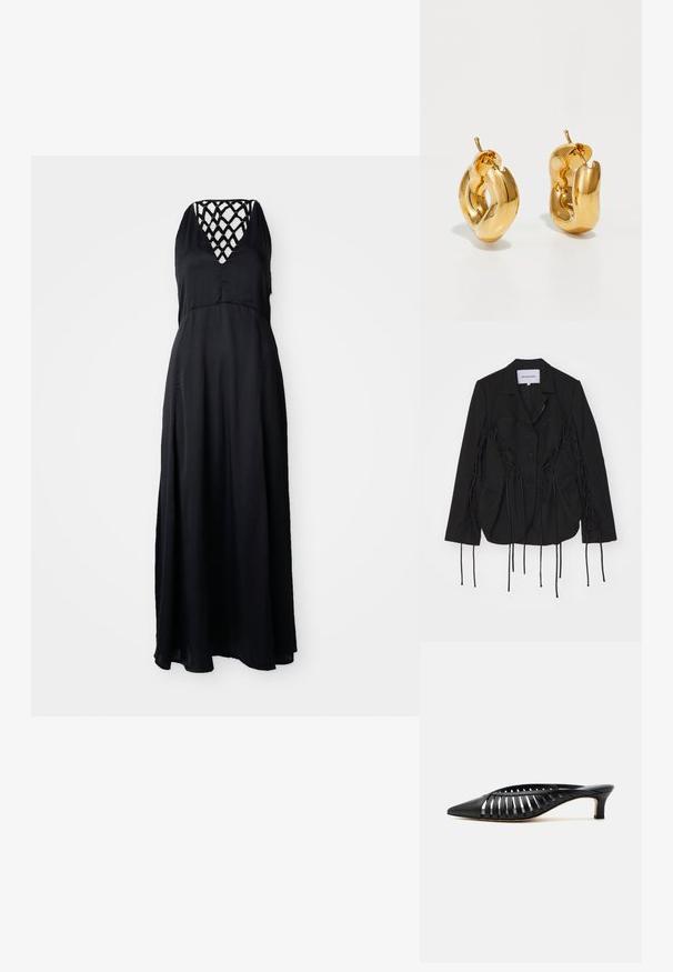 Schwarze Blazer mit strukturiertem Design, ausgestattet mit geflochtenen Akzenten und langen Bändern an den Ärmeln. Zwei Fronttaschen und ein Reverskragen.; Schwarzes Maxi-Kleid mit V-Ausschnitt und überkreuzten Trägern auf der Rückseite. Leichter Stoff, fließende Silhouette und knöchellanger Schnitt.; Schwarze Leder-Mule mit spitzer Schuhspitze, Riemchen-Design und niedrigem Kittenheel auf weißem Hintergrund.; Fette goldene Creolen mit einem leicht verdrehten, röhrenförmigen Design und Steckverschlüssen auf einem weißen Hintergrund.