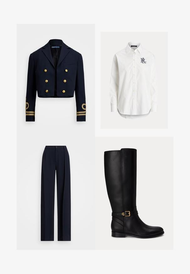 Marineblauwe cropped jas van gladde stof, met gouden dubbelknopen en gouden geborduurde accenten op de mouwen.; Wit overhemd met lange mouwen, knopen, een puntige kraag en een zwart geborduurd logo op de linkerborst.; Marine brede broek met plooien, een knoopsluiting en een gladde stofstructuur. Ontworpen voor een losse, comfortabele pasvorm.; Zwarte kniehoge leren laars met lage hak, gouden gesp en klein reliëflogo op de zijriem.