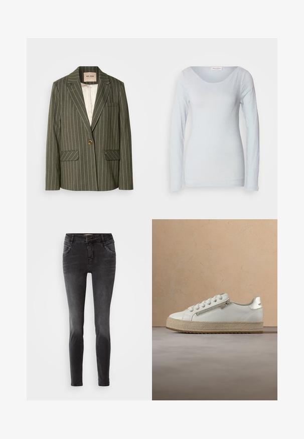 Olijfgroene blazer met witte verticale strepen, sluiting met één knoop, twee voorzakken en een notch-lapel ontwerp.; Lange mouwen lichtblauw top gemaakt van zachte stof met een ronde halslijn, met een gladde textuur en een aansluitende silhouet.; Zwarte skinny jeans van denim, met een frontale knoopsluiting, gestudeerde details op de zakken en een gladde textuur.; Witte leren sneaker met beige gestructureerde zool, voorzien van een ritssluiting aan de zijkant en veters, hangend boven een neutrale vloer en een houten tafel.