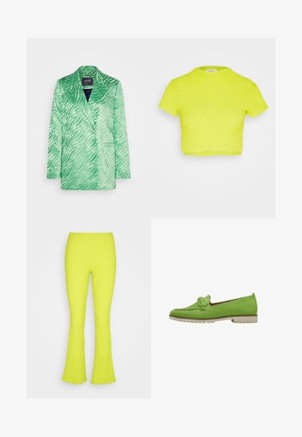 Grøn zebra-print blazerjakke, tekstureret stof, spids krave, enkelt knaplukning, to forlommer, moderne skåret form.; Even&Odd T-shirts print - green; Even&Odd Bukser - green; Grønne læder loafers med en fletaccent foran, flad hvid sål og glat overflade med et lavprofil design.
