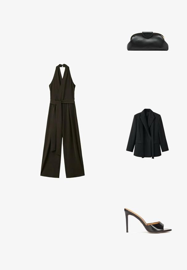 Zwarte blazer met een gestructureerd ontwerp, sjaalkraag, open voorkant en twee voorzakken. Gemaakt van gladde stof met een getailleerde pasvorm.; Zwarte mouwloze jumpsuit met halternek, wijde pijpen en een stoffen riem in de taille.; Zwarte open teen sleehakken met een glanzende leren afwerking, een taps toelopende blokhak en een gladde gebogen band over de wreef.; Zwarte leren clutch met gouden metalen frame en drukknoopsluiting op een witte achtergrond.