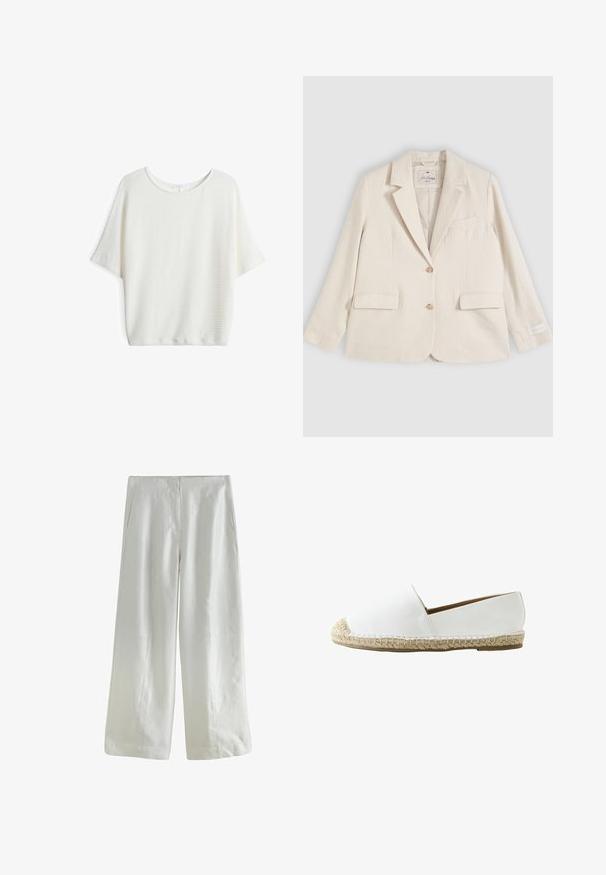 Ein cremefarbener, einreihiger Blazer mit Kerbkragen, zwei vorderen Pattentaschen, einer Brusttasche und zwei Knöpfen vorne.; Weißes kurzärmeliges Oberteil mit Rundhalsausschnitt, aus strukturiertem, gewebtem Stoff und lockerer Passform, ideal für den Freizeitlook.; Weiße, weit geschnittene Hosen mit Seitentaschen und einem glatten Bund, flach auf weißem Hintergrund dargestellt.; Weißer Espadrille-Schuh zum Hineinschlüpfen mit gewebter Jutsohle und geschlossenem, abgerundetem Vorderfuß, seitlich rechts auf weißem Hintergrund gezeigt.