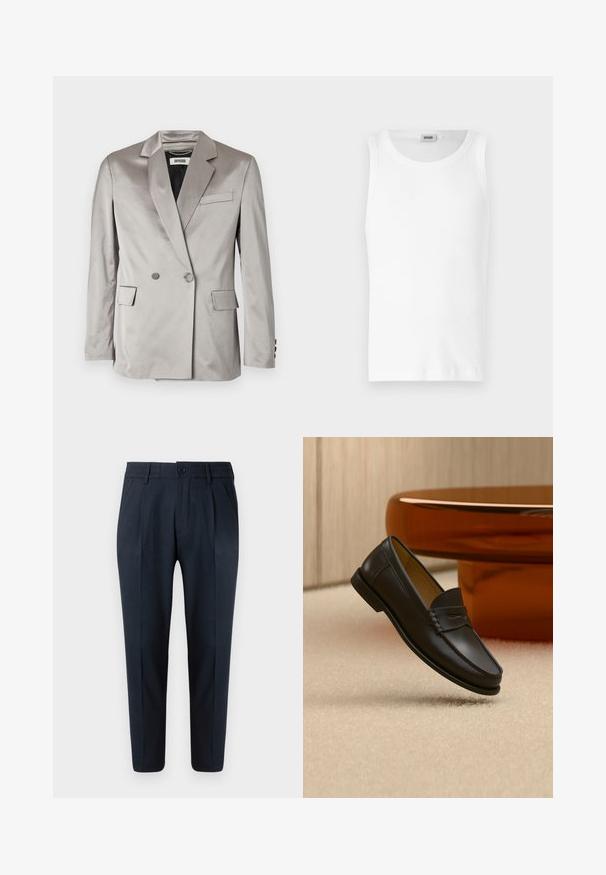 Blazer gris de satén de doble botonadura con solapas de muesca, bolsillos frontales y puños abotonados. Textura suave, ajuste entallado y diseño minimalista.; Camiseta sin mangas de algodón blanco con cuello redondo y una textura suave. Diseño sencillo, sin patrones ni acentos.; Pantalones azul marino de corte recto, con cierre de botón, pliegues en la parte frontal y cinturilla elástica para mayor comodidad. Textura suave.; Zapato mocasín de cuero negro suspendido sobre una alfombra beige con muebles modernos de color ámbar en el fondo.