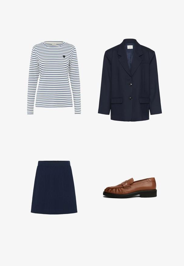 Blazer azul marino oscuro con dos botones negros, cuello con solapa de muesca, bolsillos con solapa y un bolsillo de ojal en el pecho, mostrado sobre un fondo liso.; Camisa de manga larga a rayas en blanco y azul marino, con un cuello redondo y un pequeño acento de corazón negro en el lado izquierdo del pecho. Textura de tejido suave.; Falda plisada azul marino con una cintura alta, hecha de una tela texturizada, con rayas verticales para un detalle añadido.; Mocasines de piel marrón con una textura suave, punta redondeada, detalle de correa en el frontal y tacón bajo de goma negra.