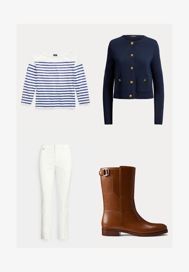 Marineblauwe cardigan met lange mouwen en een ronde hals, zes gouden knopen aan de voorkant en twee voorzakken, elk met een gouden knoop.; Lange mouw top in witte katoen met horizontale blauwe strepen. Heeft een bootnek en een klein logolabel op de linkermouw.; Witte, op maat gemaakte broek met een slanke pasvorm, met een gladde textuur, riemlussen en een klein gouden metalen detail. Geen zichtbare zakken.; Bruine leren enkellaars met een gladde afwerking, afgeronde neus en decoratieve zijgesp. Voorzien van een lage houten hak en minimale stikdetails.