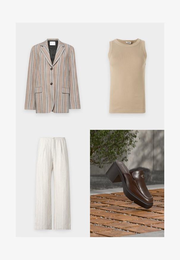 Blazer rayé en teintes beige et bleu, avec un col cranté, deux poches avant et une fermeture à deux boutons. Tissu texturé avec une doublure lisse.; Top sans manches beige en tissu côtelé avec un col rond, présentant des coutures ton sur ton et un design ajusté.; Samsøe Samsøe SATOVE TROUSERS - Pantalon classique - egret; Mule à talon en cuir marron Calvin Klein flottant au-dessus d'un sol en carrelage en bois avec en arrière-plan une plante verte et un mur flous.