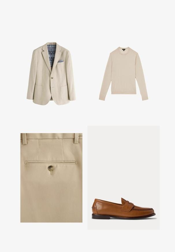 Beige blazer med enkelt knaplukning, hakkede revers, to forlommer samt et blåmønstrede lommetørklæde og foer.; Lyse beige langærmet sweater med rund halsudskæring. Fremstillet i blødt stof og med ribbet manchetter og kant. Minimalistisk design uden mønstre.; Beige skræddersyede bukser med baglomme med enkelt brunt knaplukning og bæltestropper over linningen.; Brun læder penny loafer sko med lav hæl og syninger langs fronten og siderne, vist fra siden på en hvid baggrund.